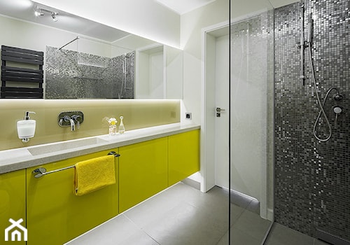 Kolorowy minimalizm - Średnia bez okna z lustrem łazienka - zdjęcie od Pracownia projektowa Poco Design