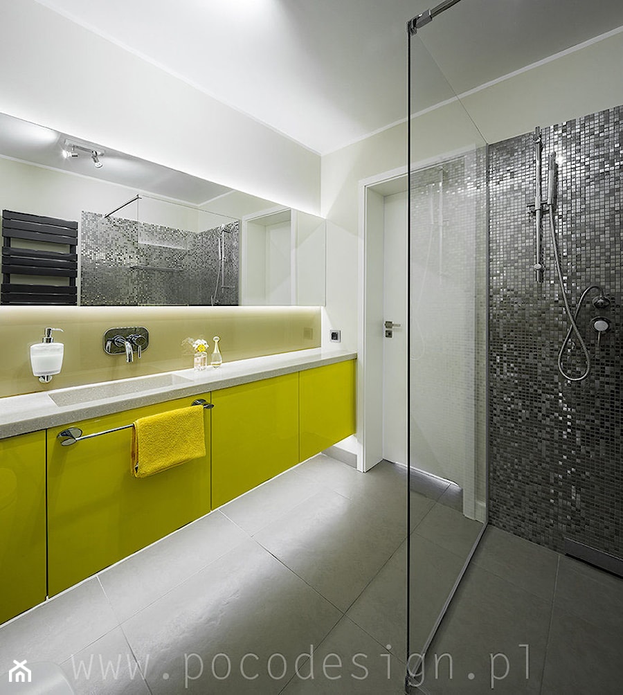Kolorowy minimalizm - Średnia bez okna z lustrem łazienka - zdjęcie od Pracownia projektowa Poco Design