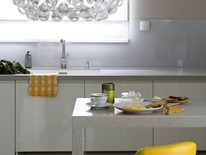 Kolorowy minimalizm - Beżowa z podblatowym zlewozmywakiem kuchnia jednorzędowa z oknem - zdjęcie od Pracownia projektowa Poco Design