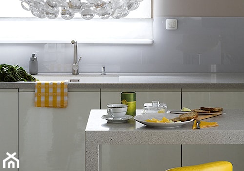 Kolorowy minimalizm - Beżowa z podblatowym zlewozmywakiem kuchnia jednorzędowa z oknem - zdjęcie od Pracownia projektowa Poco Design