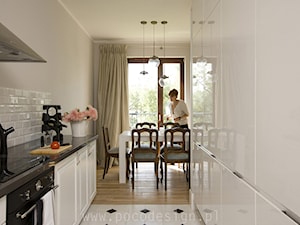 Pastelowy Wilanów - Średnia otwarta z kamiennym blatem szara z zabudowaną lodówką kuchnia dwurzędowa z oknem - zdjęcie od Pracownia projektowa Poco Design
