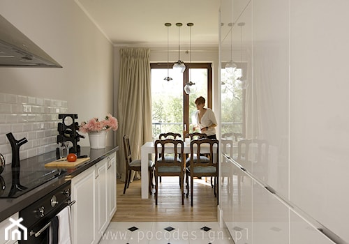 Pastelowy Wilanów - Średnia otwarta z kamiennym blatem szara z zabudowaną lodówką kuchnia dwurzędowa z oknem - zdjęcie od Pracownia projektowa Poco Design