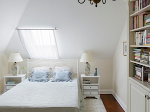 Klasyka pod Warszawą - Średnia beżowa biała sypialnia na poddaszu - zdjęcie od Pracownia projektowa Poco Design