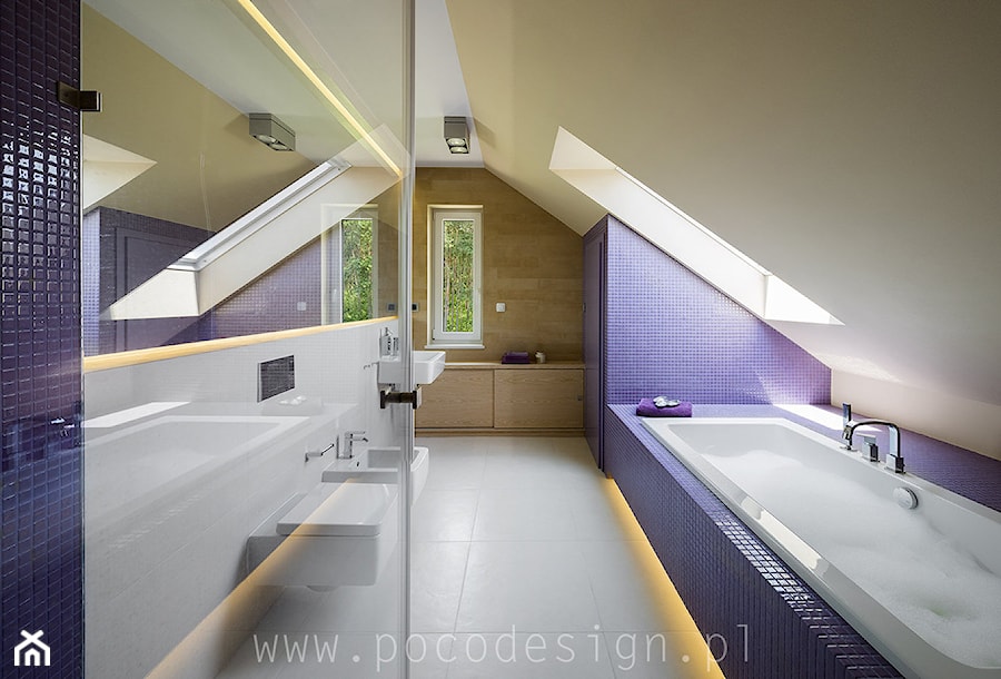 Kolorowy minimalizm - Średnia na poddaszu z lustrem z punktowym oświetleniem łazienka z oknem - zdjęcie od Pracownia projektowa Poco Design