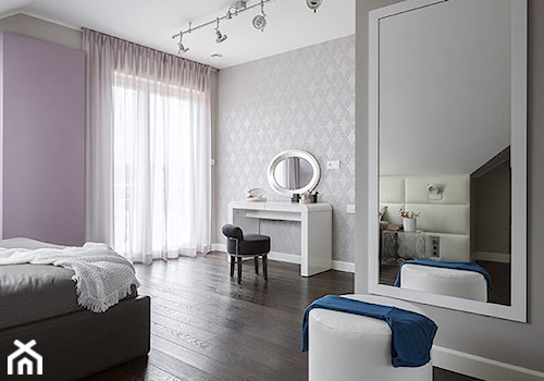 Kolorowy minimalizm - Duża czarna fioletowa szara sypialnia na poddaszu - zdjęcie od Pracownia projektowa Poco Design
