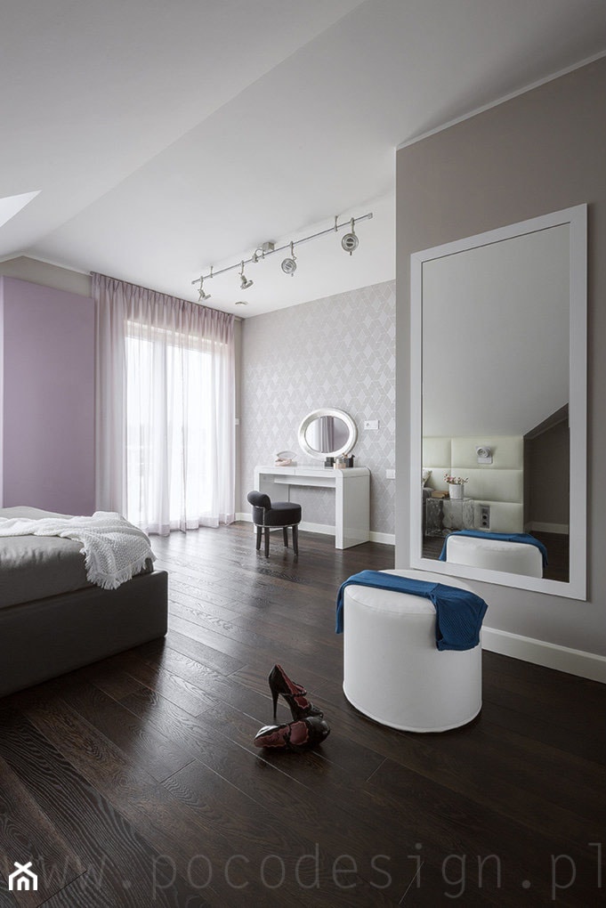 Kolorowy minimalizm - Duża czarna fioletowa szara sypialnia na poddaszu - zdjęcie od Pracownia projektowa Poco Design