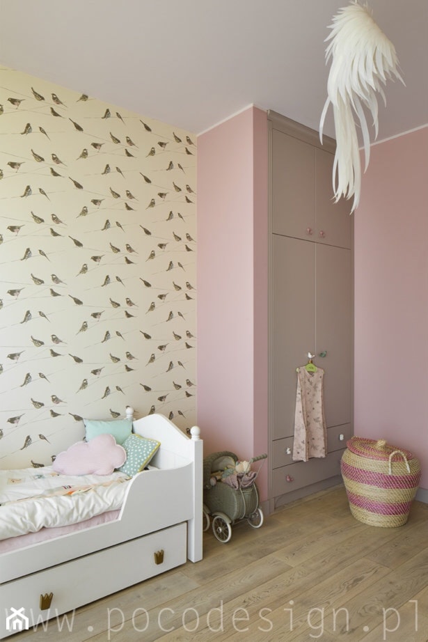 Ćwierkanie na ścianie - Mały różowy szary pokój dziecka dla dziecka dla nastolatka dla dziewczynki - zdjęcie od Pracownia projektowa Poco Design