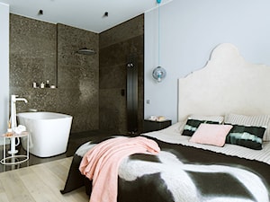 Ażur w pastelach - Średnia szara sypialnia z łazienką - zdjęcie od Pracownia projektowa Poco Design