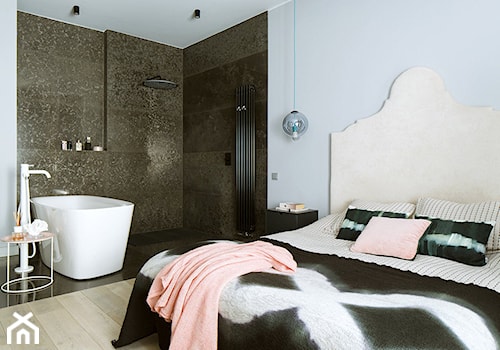 Ażur w pastelach - Średnia szara sypialnia z łazienką - zdjęcie od Pracownia projektowa Poco Design
