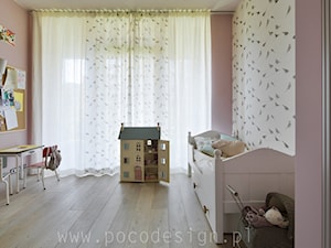 Ćwierkanie na ścianie - Średni biały różowy pokój dziecka dla dziecka dla dziewczynki - zdjęcie od Pracownia projektowa Poco Design