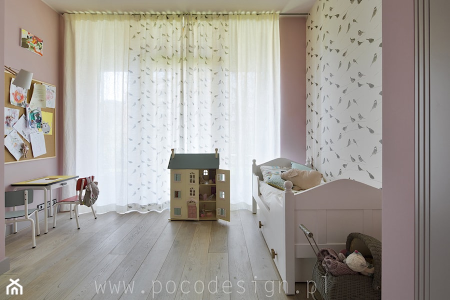 Ćwierkanie na ścianie - Średni biały różowy pokój dziecka dla dziecka dla dziewczynki - zdjęcie od Pracownia projektowa Poco Design