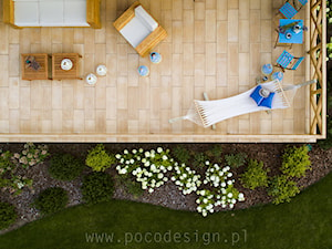Letnisko z bali - Duży z meblami ogrodowymi z hamakiem taras z tyłu domu - zdjęcie od Pracownia projektowa Poco Design