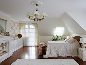 Klasyka pod Warszawą - Duża beżowa biała sypialnia na poddaszu z balkonem / tarasem - zdjęcie od Pracownia projektowa Poco Design