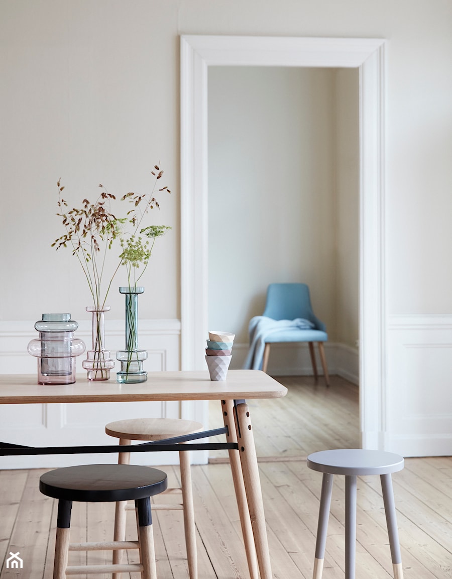 Mała beżowa biała jadalnia jako osobne pomieszczenie, styl skandynawski - zdjęcie od loftbar.pl