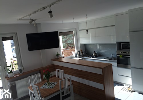 M&M - nasze 52 metry :) - Mały biały salon z kuchnią z jadalnią, styl skandynawski - zdjęcie od Marzena Iks-Nadolna