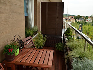 #pieknybalkon - Mały z podłogą z desek z meblami ogrodowymi z donicami na kwiaty taras z tyłu domu - zdjęcie od elganowii