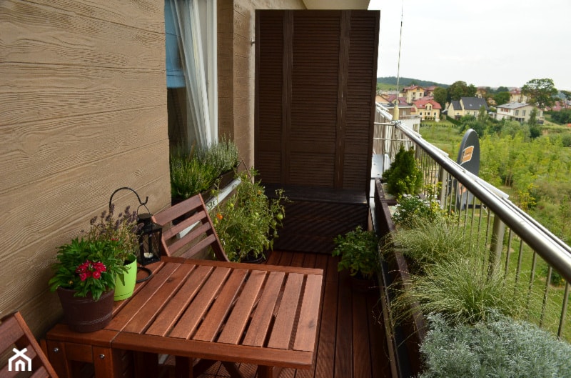 #pieknybalkon - Mały z podłogą z desek z meblami ogrodowymi z donicami na kwiaty taras z tyłu domu - zdjęcie od elganowii - Homebook