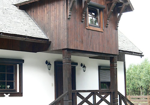 Jednopiętrowe domy jednorodzinne murowane drewniane z dwuspadowym dachem, styl rustykalny - zdjęcie od karolinakulesza