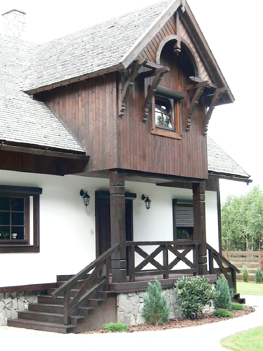 Jednopiętrowe domy jednorodzinne murowane drewniane z dwuspadowym dachem, styl rustykalny - zdjęcie od karolinakulesza