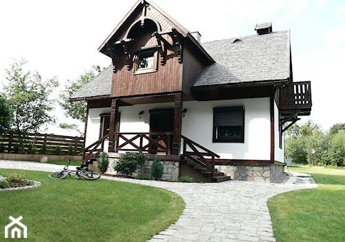 Średnie jednopiętrowe domy jednorodzinne murowane drewniane z dwuspadowym dachem, styl rustykalny - zdjęcie od karolinakulesza
