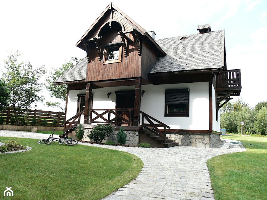 Średnie jednopiętrowe domy jednorodzinne murowane drewniane z dwuspadowym dachem, styl rustykalny - zdjęcie od karolinakulesza