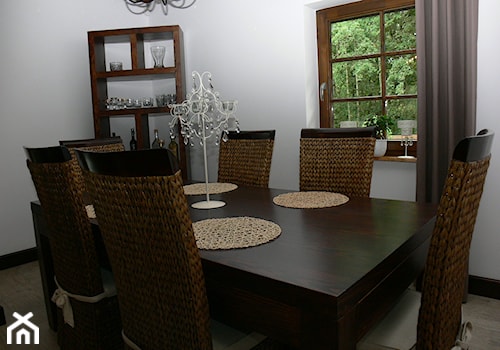 Mała szara jadalnia jako osobne pomieszczenie, styl rustykalny - zdjęcie od karolinakulesza
