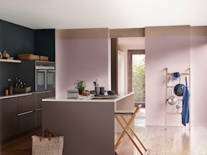 Paleta kolorów roku - Średnia otwarta z kamiennym blatem czarna różowa z zabudowaną lodówką kuchnia jednorzędowa z wyspą lub półwyspem z oknem, styl nowoczesny - zdjęcie od Dulux