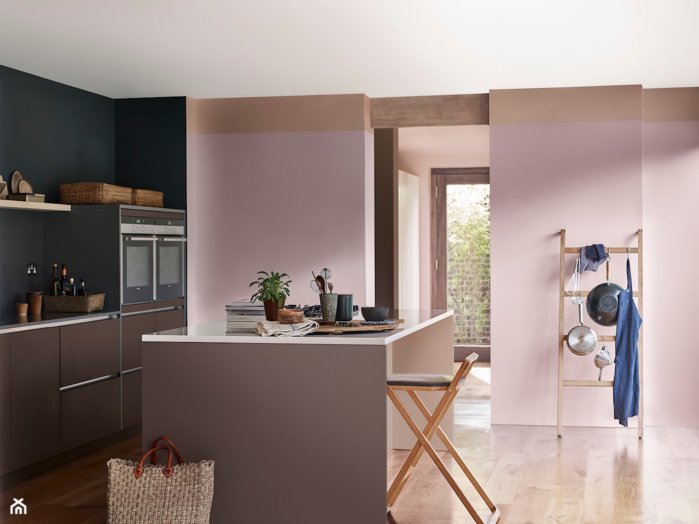 Paleta kolorów roku - Średnia otwarta z kamiennym blatem czarna różowa z zabudowaną lodówką kuchnia jednorzędowa z wyspą lub półwyspem z oknem, styl nowoczesny - zdjęcie od Dulux - Homebook