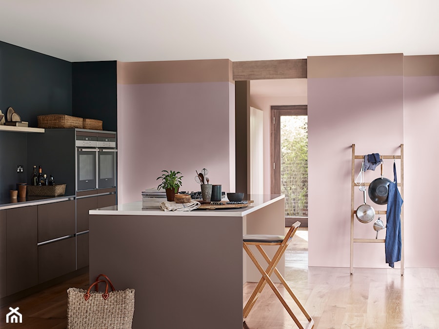 Paleta kolorów roku - Średnia otwarta z kamiennym blatem czarna różowa z zabudowaną lodówką kuchnia jednorzędowa z wyspą lub półwyspem z oknem, styl nowoczesny - zdjęcie od Dulux