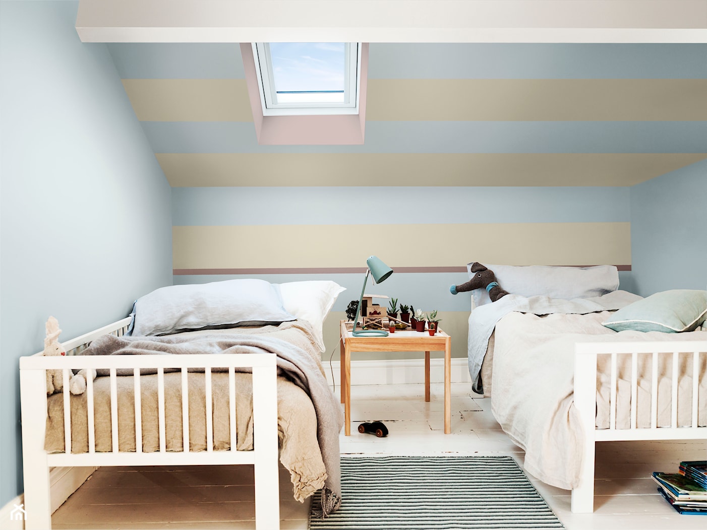 Paleta kolorów roku - Mały beżowy szary pokój dziecka dla dziecka dla nastolatka dla chłopca dla dziewczynki dla rodzeństwa, styl minimalistyczny - zdjęcie od Dulux - Homebook