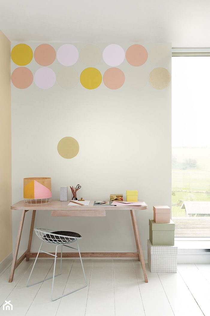 Nowości 2019 - Mały beżowy biały pokój dziecka dla dziecka dla dziewczynki, styl minimalistyczny - zdjęcie od Dulux - Homebook