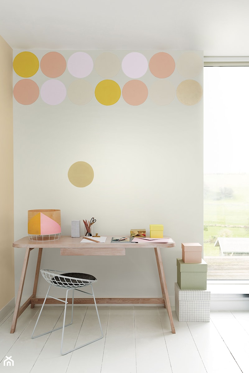 Nowości 2019 - Mały beżowy biały pokój dziecka dla dziecka dla dziewczynki, styl minimalistyczny - zdjęcie od Dulux