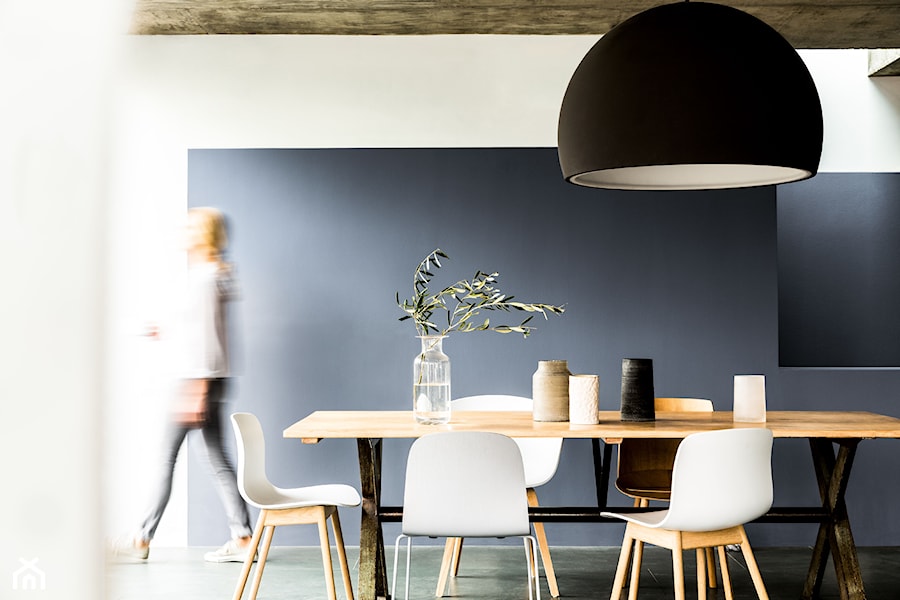 Niedostrzegane Przestrzenie - Średnia czarna jadalnia jako osobne pomieszczenie, styl skandynawski - zdjęcie od Dulux