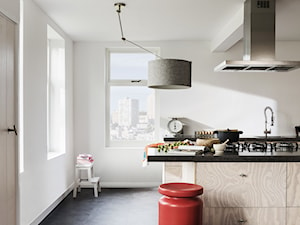 Nowości 2019 - Średnia zamknięta z kamiennym blatem biała z zabudowaną lodówką z podblatowym zlewozmywakiem kuchnia dwurzędowa z oknem, styl nowoczesny - zdjęcie od Dulux