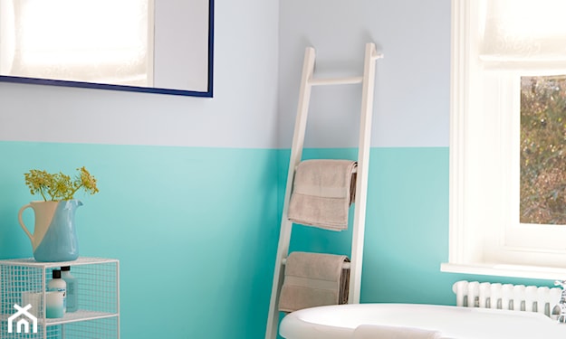 biało - niebieskie ściany w łazience w stylu retro