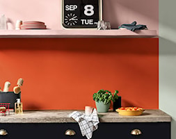 Kolor Roku 2020 - Mała otwarta z kamiennym blatem pomarańczowa szara kuchnia jednorzędowa, styl now ... - zdjęcie od Dulux - Homebook