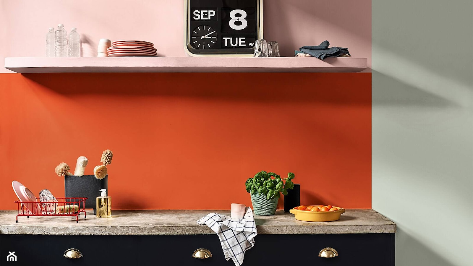 Kolor Roku 2020 - Mała otwarta z kamiennym blatem pomarańczowa szara kuchnia jednorzędowa, styl nowoczesny - zdjęcie od Dulux - Homebook