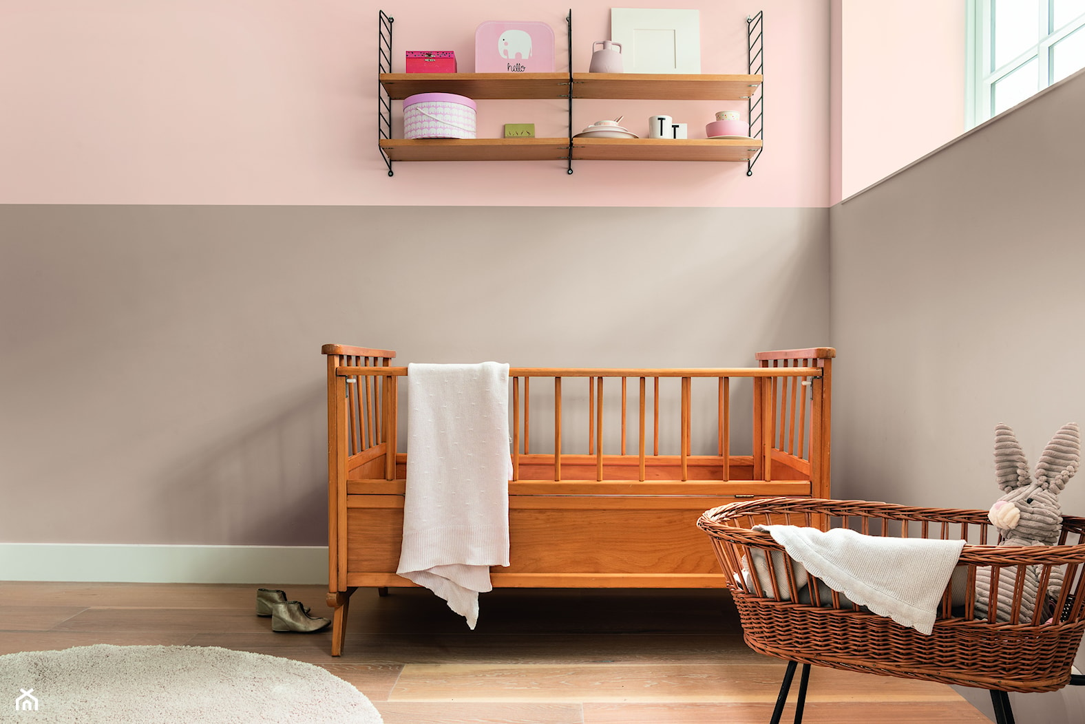 Nowości 2019 - Mały różowy szary pokój dziecka dla niemowlaka dla chłopca dla dziewczynki, styl vintage - zdjęcie od Dulux - Homebook