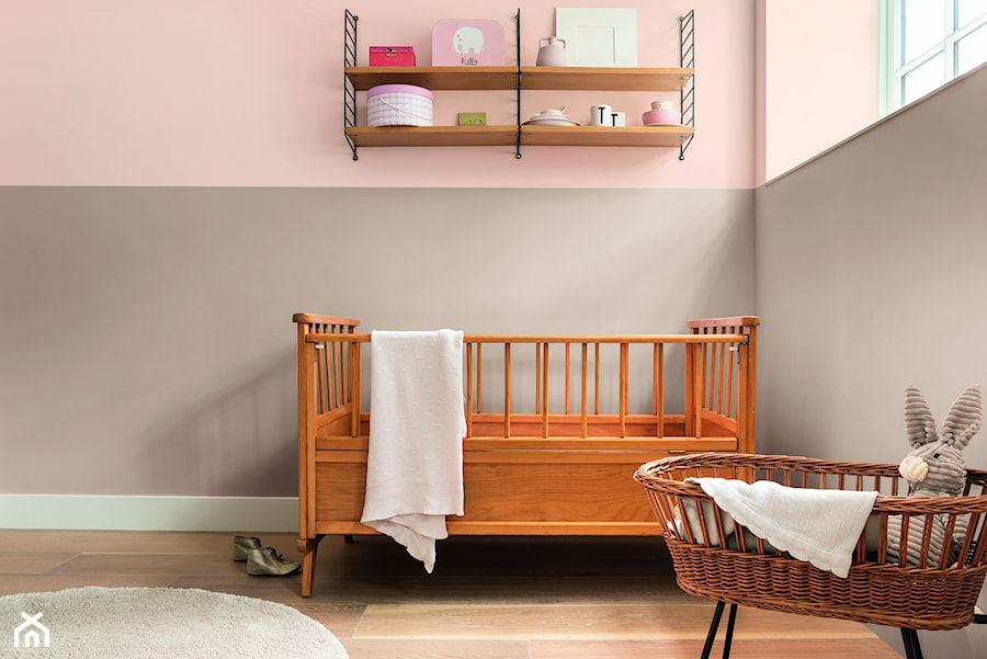 Nowości 2019 - Mały różowy szary pokój dziecka dla niemowlaka dla chłopca dla dziewczynki, styl vintage - zdjęcie od Dulux