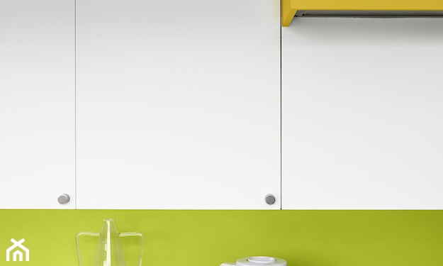białe szafki kuchenne, zielona ściana, biały czajnik elektryczny