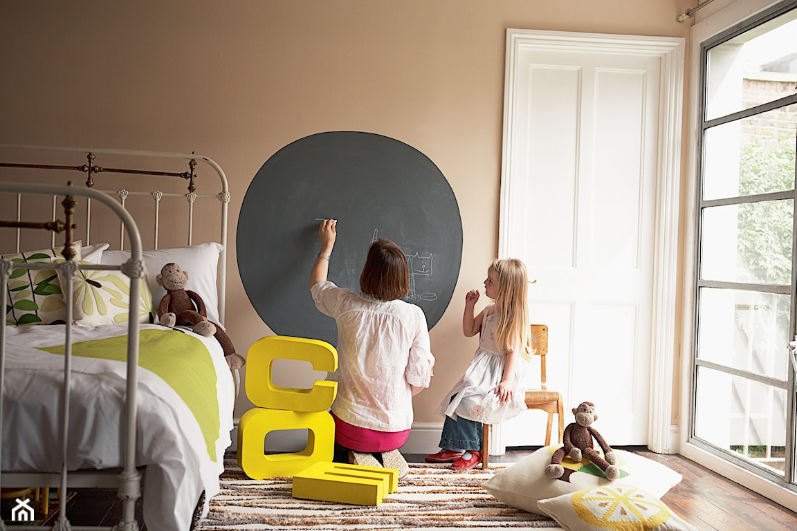 beżowa ściana, farba tablicowa w dziecięcym pokoju, żółte literki, łóżko z metalową ramą, Dulux