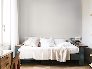 Kolor Roku 2019 - Mała szara z biurkiem sypialnia z balkonem / tarasem, styl tradycyjny - zdjęcie od Dulux