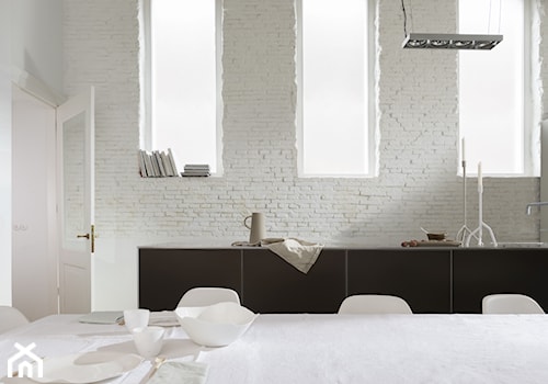 Nowości 2019 - Średnia zamknięta biała z zabudowaną lodówką z nablatowym zlewozmywakiem kuchnia jednorzędowa z oknem, styl minimalistyczny - zdjęcie od Dulux