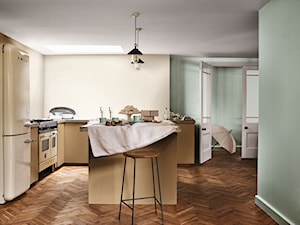 Nowości 2019 - Średnia otwarta biała z zabudowaną lodówką z nablatowym zlewozmywakiem kuchnia w kształcie litery l z wyspą lub półwyspem, styl nowoczesny - zdjęcie od Dulux