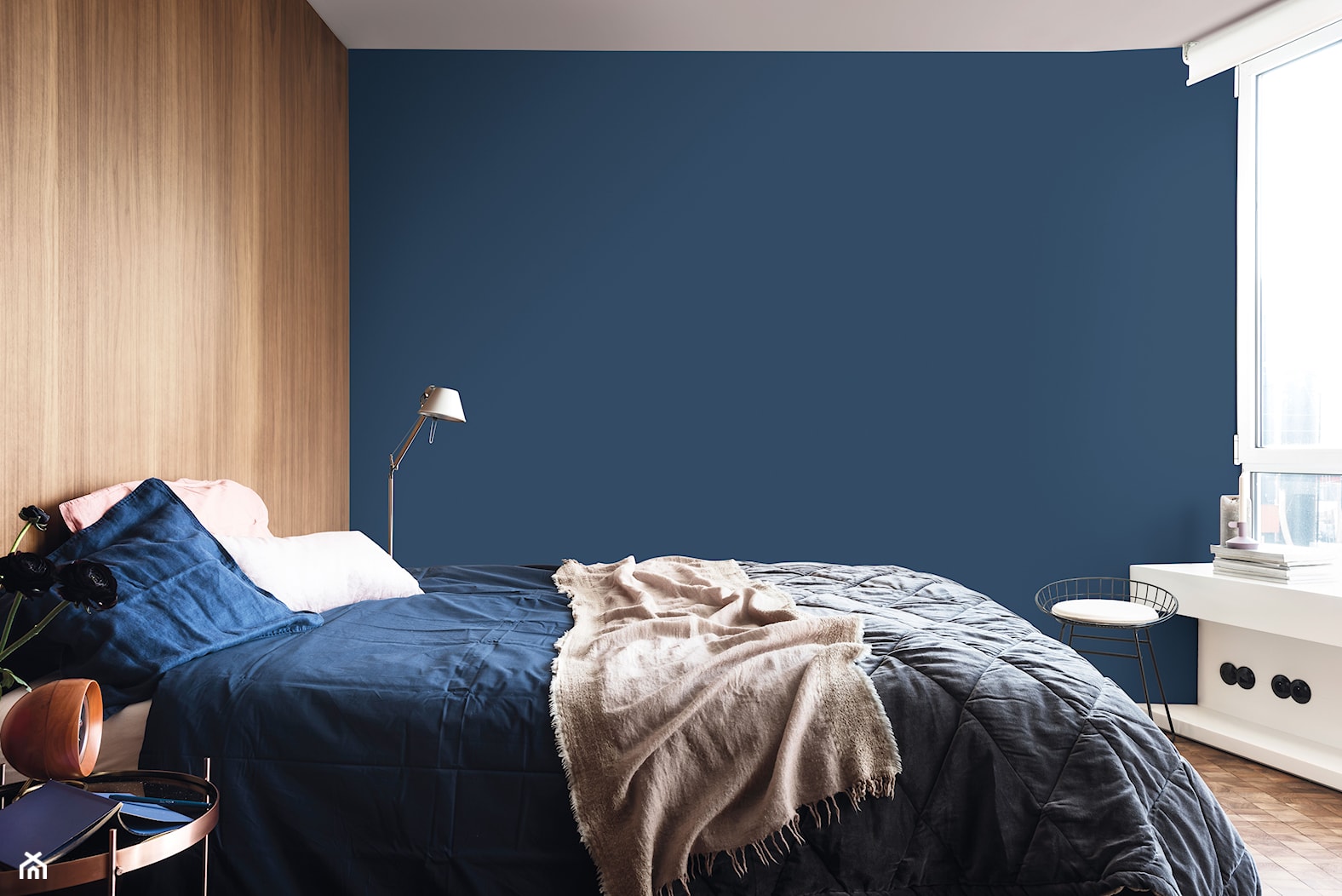 Nowości 2019 - Mała biała niebieska sypialnia, styl minimalistyczny - zdjęcie od Dulux - Homebook