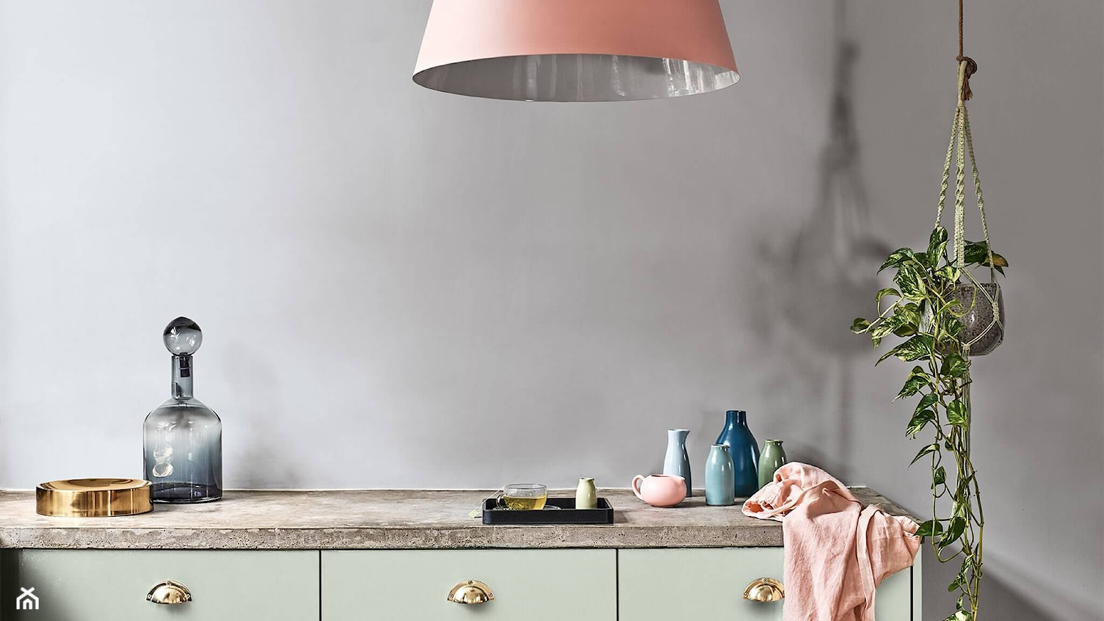 Kolor Roku 2020 - Średnia otwarta z kamiennym blatem szara kuchnia w kształcie litery l, styl minimalistyczny - zdjęcie od Dulux - Homebook