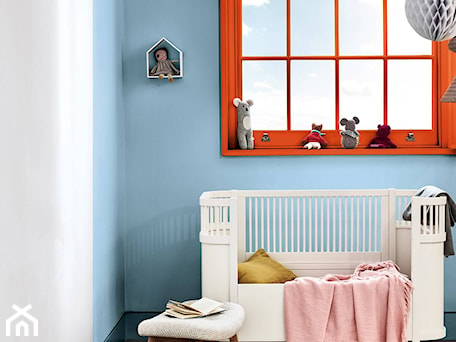 Aranżacje wnętrz - Pokój dziecka: Kolor Roku 2020 - Mały biały niebieski pokój dziecka dla niemowlaka dla dziewczynki, styl vintage - Dulux. Przeglądaj, dodawaj i zapisuj najlepsze zdjęcia, pomysły i inspiracje designerskie. W bazie mamy już prawie milion fotografii!