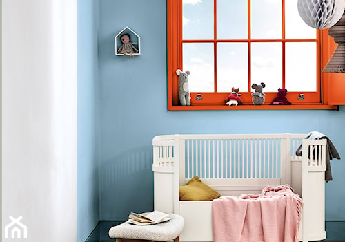 Kolor Roku 2020 - Mały biały niebieski pokój dziecka dla niemowlaka dla dziewczynki, styl vintage - zdjęcie od Dulux