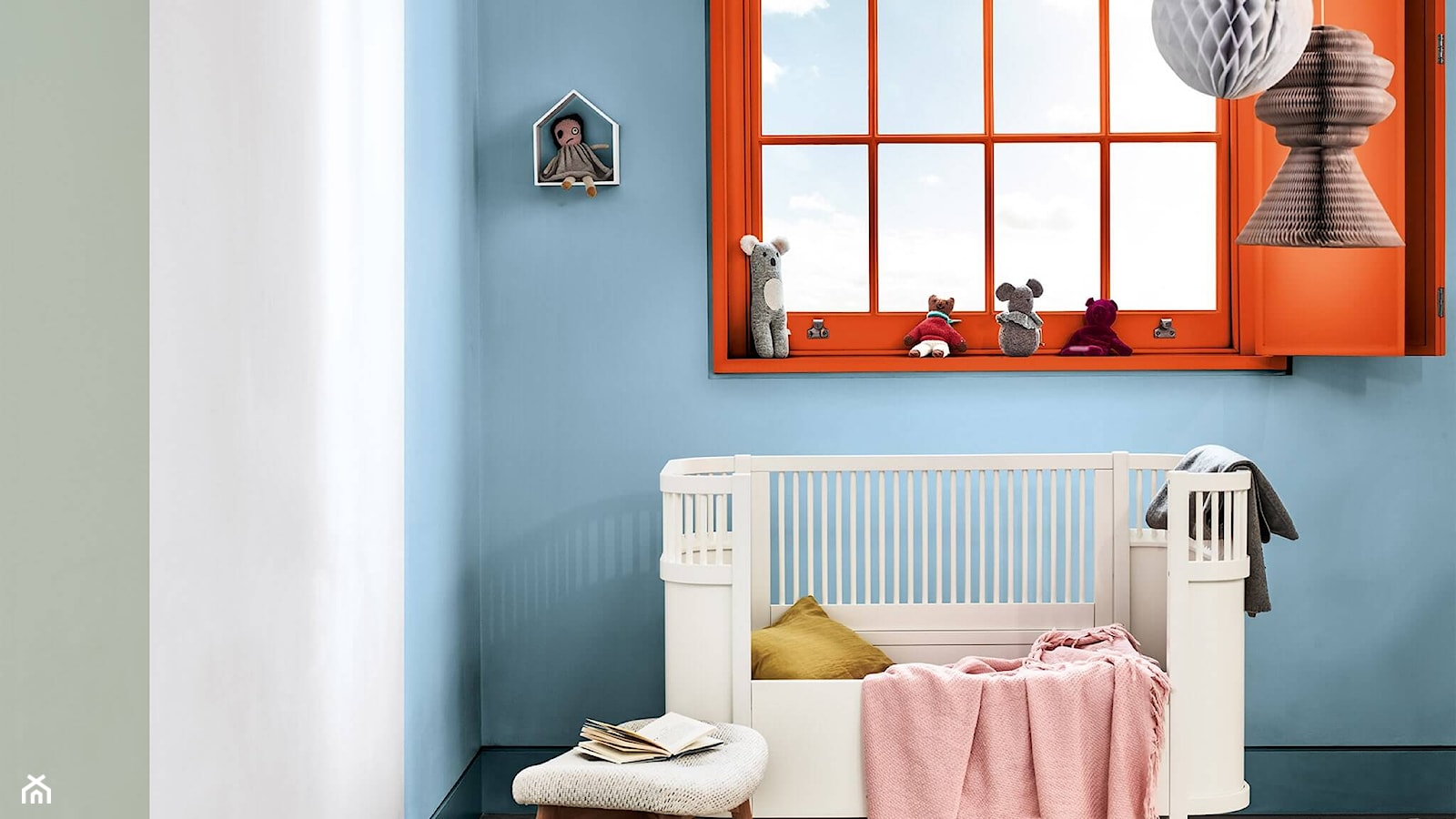 Kolor Roku 2020 - Mały biały niebieski pokój dziecka dla niemowlaka dla dziewczynki, styl vintage - zdjęcie od Dulux - Homebook