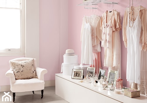 Pokoje dzienne - Mała różowa sypialnia, styl glamour - zdjęcie od Dulux